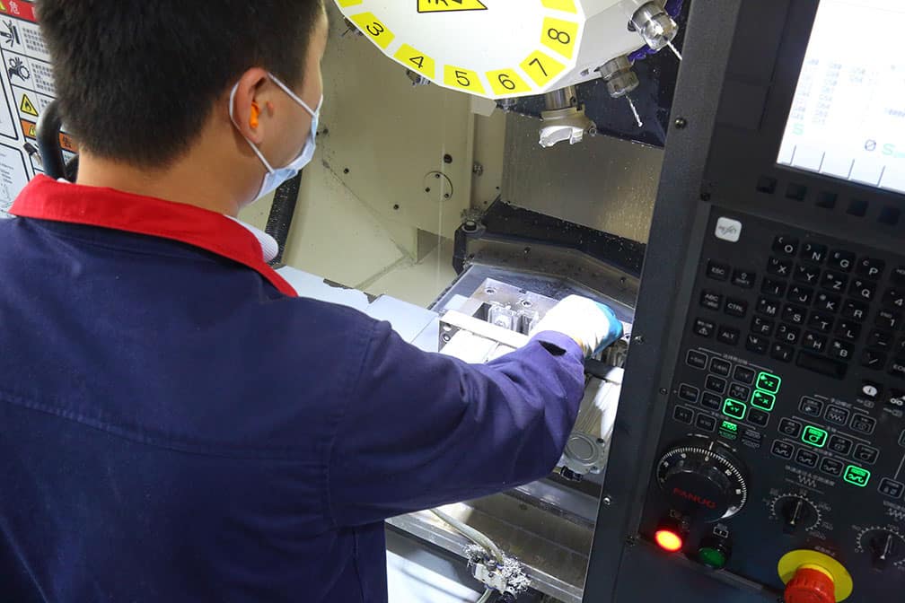 Eine Fachkraft arbeitet an einem FANUC-CNC-Bearbeitungszentrum in einem Pneumatikzylinderwerk