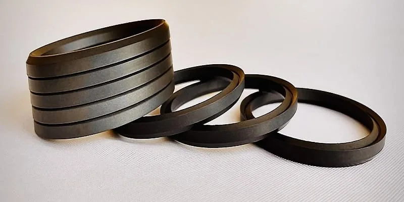 Split cylinder guide and wear rings used to keep a piston centered without metal-to-metal contact
