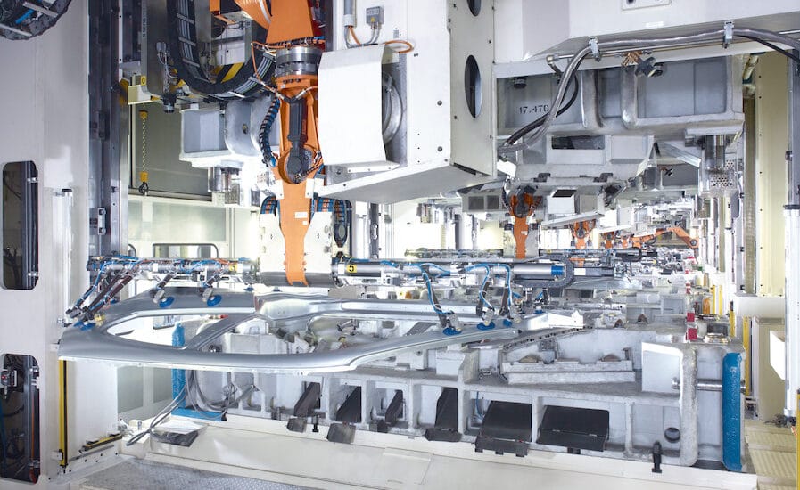 Präzise Handhabung im Presswerk