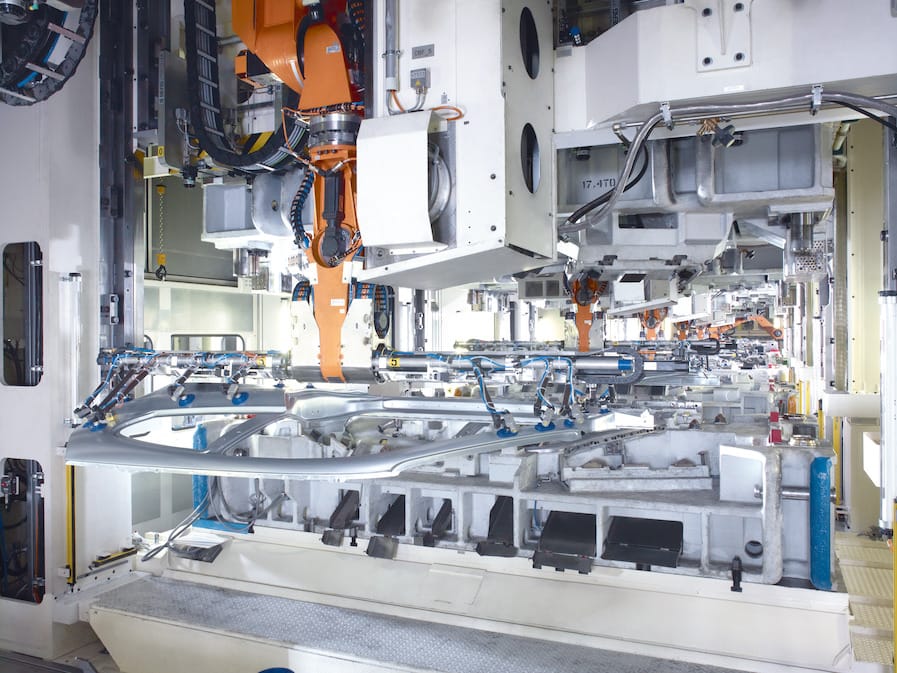 Precision handling in the press shop 4 Präzise Handhabung im Presswerk