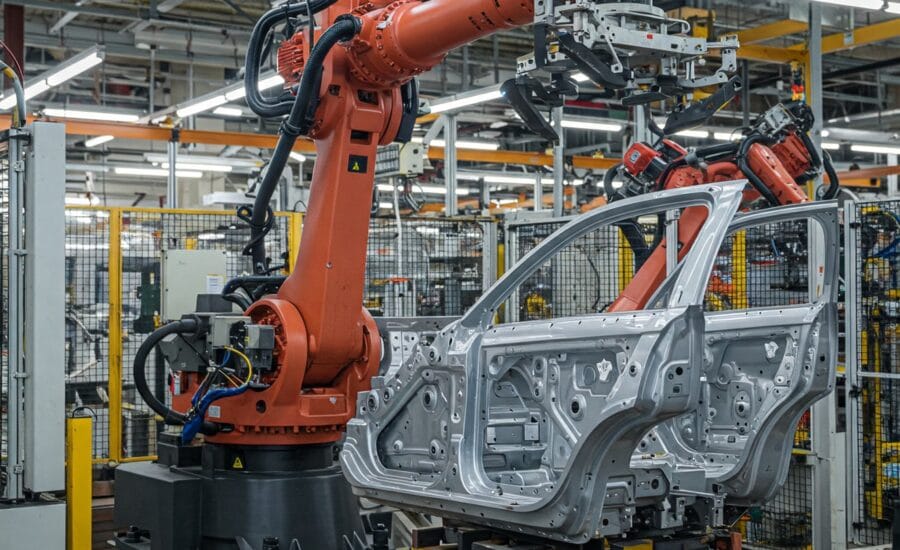 Roboter und pneumatischer Greifer